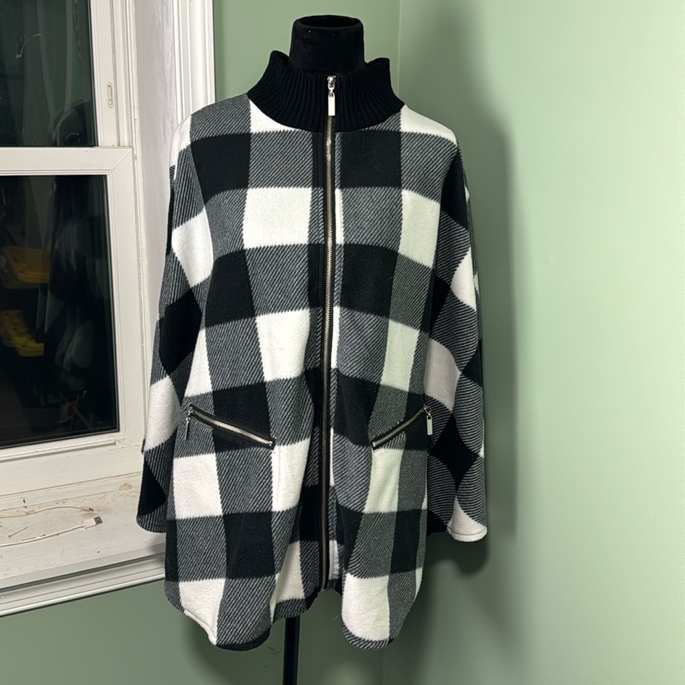 LeModa black, and white buffalo print cape